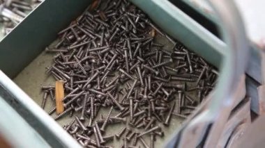 Bir sürü kendini becerme arka plan vidaları. Metal kaplama imalatı. Onarım veya onarım için donanım