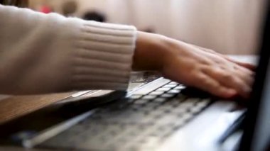 Parmaklar klavyede yazıyor.