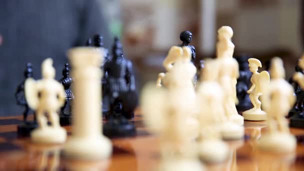 Шахові Білі Чорні Фігури Борються Полі Бою Свого Короля Рука — стокове відео