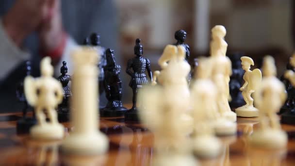チェスの白と黒の駒は王のために戦場で戦う 手はチェスの駒を動かす — ストック動画