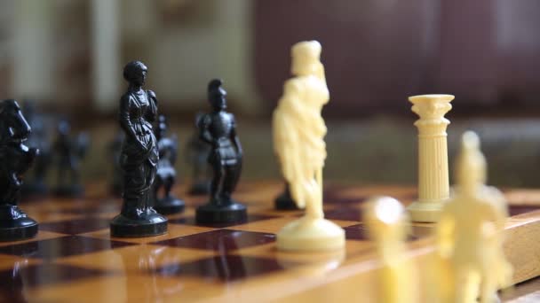 Шахматные Белые Черные Фигуры Сражаются Поле Боя Своего Короля Шахматы — стоковое видео