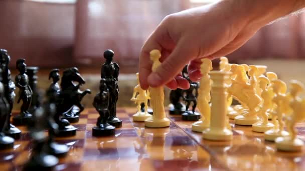 Σκάκι Λευκά Και Μαύρα Κομμάτια Πολεμούν Στο Πεδίο Της Μάχης — Αρχείο Βίντεο