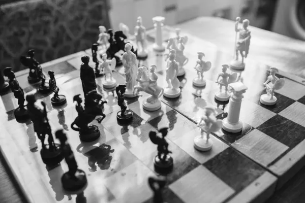 Piesele Șah Alb Negru Luptă Câmpul Luptă Pentru Regele Lor — Fotografie, imagine de stoc