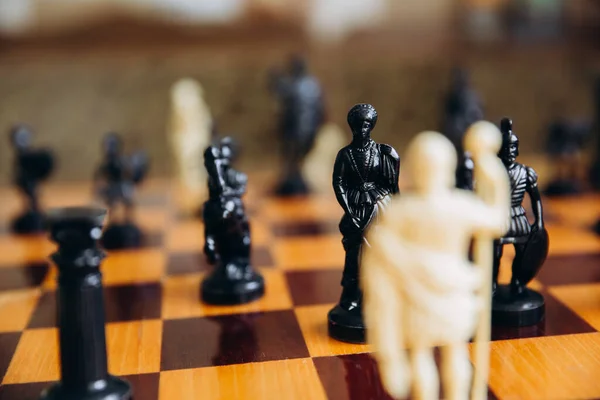 Šachy Bílé Černé Figurky Bojují Bitevním Poli Svého Krále Ruční — Stock fotografie