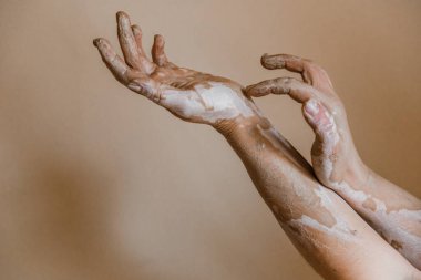 Kadın seramikçi elleri kil tabakları yontuyor