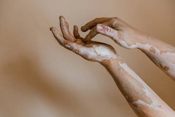 Mani Ceramiste Femminili Scolpire Piatti Argilla — Foto Stock