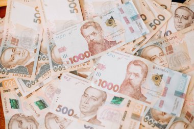 Ukrayna banknotları bir yığın içinde karıştırılır. Ukrayna Para Birimi