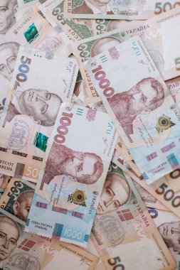 Ukrayna banknotları bir yığın içinde karıştırılır. Ukrayna Para Birimi