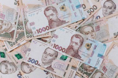 Ukrayna banknotları bir yığın içinde karıştırılır. Ukrayna Para Birimi