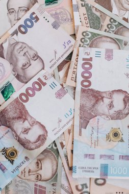 Ukrayna banknotları bir yığın içinde karıştırılır. Ukrayna Para Birimi