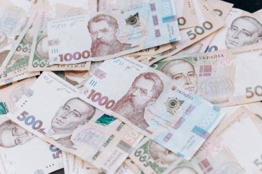Ukrayna banknotları bir yığın içinde karıştırılır. Ukrayna Para Birimi
