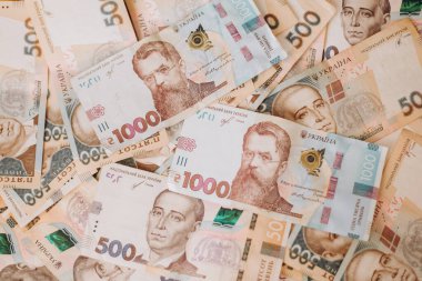 Ukrayna banknotları bir yığın içinde karıştırılır. Ukrayna Para Birimi