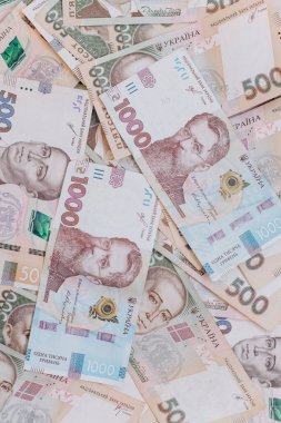 Ukrayna banknotları bir yığın içinde karıştırılır. Ukrayna Para Birimi