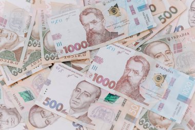 Ukrayna banknotları bir yığın içinde karıştırılır. Ukrayna Para Birimi