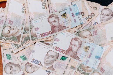 Ukrayna banknotları bir yığın içinde karıştırılır. Ukrayna Para Birimi