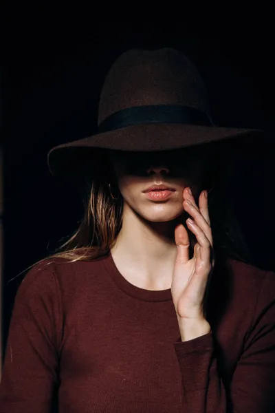 Mädchen Mit Hut Mit Krempe Porträt Eines Mädchens Mit Braunem — Stockfoto