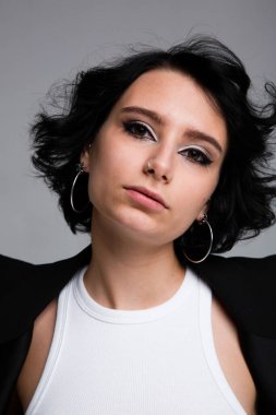 Beyaz arkaplanda poz veren vücut giysisi içindeki Moda Modeli