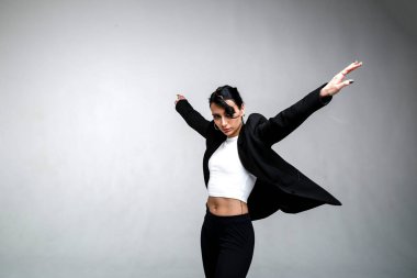 Beyaz arkaplanda poz veren vücut giysisi içindeki Moda Modeli