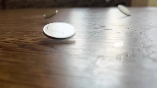 硬貨はテーブルの上に散乱する スローモーション — ストック動画