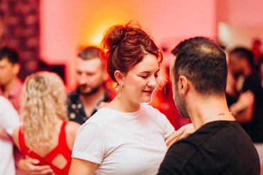 Kharkiv, Ukrayna 17.08.21 Dans pistinde dans eden insanlar