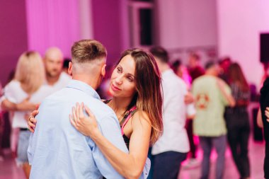 Kharkiv, Ukrayna 17.08.21 Dans pistinde dans eden insanlar