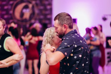 Kharkiv, Ukrayna 17.08.21 Dans pistinde dans eden insanlar