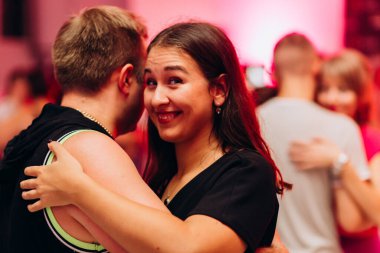 Kharkiv, Ukrayna 17.08.21 Dans pistinde dans eden insanlar