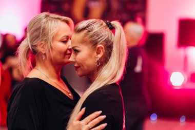 Kharkiv, Ukrayna 17.08.21 Dans pistinde dans eden insanlar