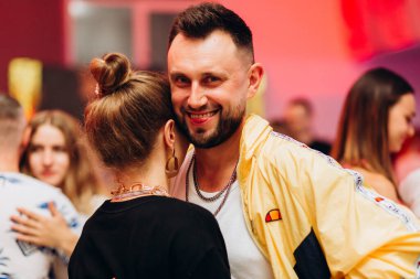 Kharkiv, Ukrayna 17.08.21 Dans pistinde dans eden insanlar