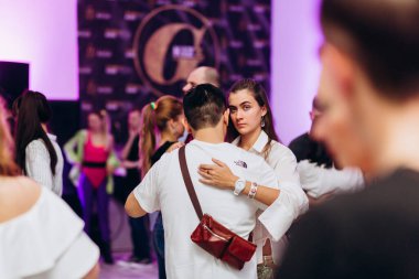 Kharkiv, Ukrayna 17.08.21 Dans pistinde dans eden insanlar