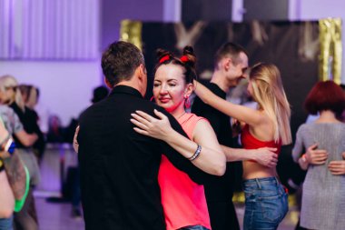 Kharkiv, Ukrayna 17.08.21 Dans pistinde dans eden insanlar