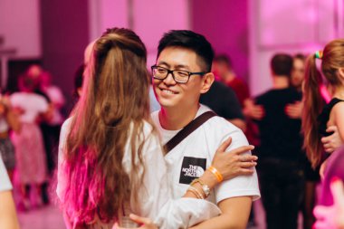 Kharkiv, Ukrayna 17.08.21 Dans pistinde dans eden insanlar