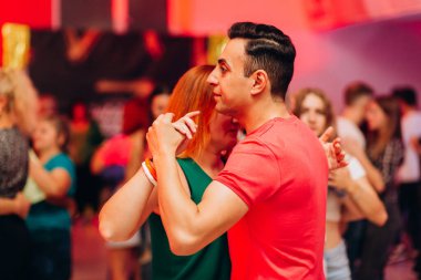 Kharkiv, Ukrayna 17.08.21 Dans pistinde dans eden insanlar