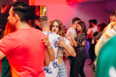 Kharkiv, Ukrayna 17.08.21 Dans pistinde dans eden insanlar