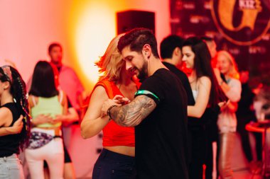 Kharkiv, Ukrayna 17.08.21 Dans pistinde dans eden insanlar