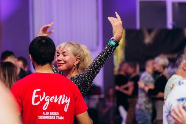 Kharkiv, Ukrayna 17.08.21 Dans pistinde dans eden insanlar