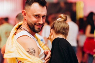 Kharkiv, Ukrayna 17.08.21 Dans pistinde dans eden insanlar