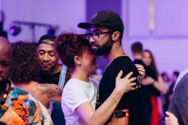 Kharkiv, Ukrayna 17.08.21 Dans pistinde dans eden insanlar