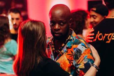 Kharkiv, Ukrayna 17.08.21 Dans pistinde dans eden insanlar