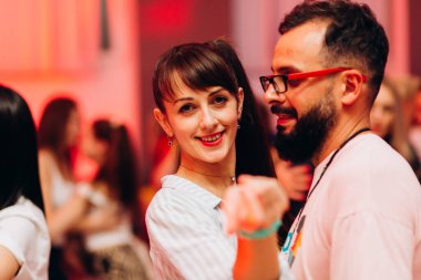 Kharkiv, Ukrayna 17.08.21 Dans pistinde dans eden insanlar