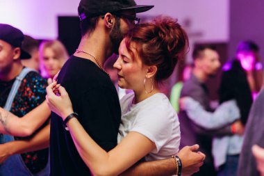 Kharkiv, Ukrayna 17.08.21 Dans pistinde dans eden insanlar