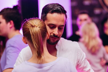 Kharkiv, Ukrayna 17.08.21 Dans pistinde dans eden insanlar