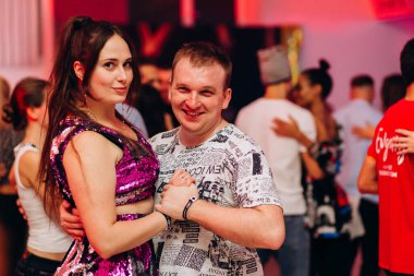 Kharkiv, Ukrayna 17.08.21 Dans pistinde dans eden insanlar