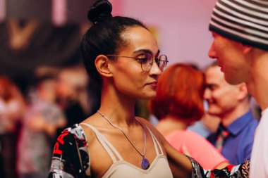 Kharkiv, Ukrayna 17.08.21 Dans pistinde dans eden insanlar