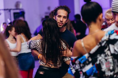 Kharkiv, Ukrayna 17.08.21 Dans pistinde dans eden insanlar