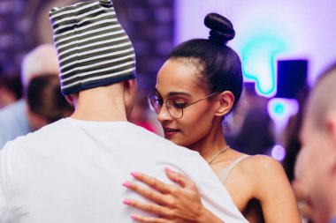 Kharkiv, Ukrayna 17.08.21 Dans pistinde dans eden insanlar