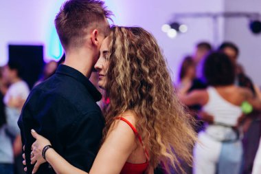 Kharkiv, Ukrayna 17.08.21 Dans pistinde dans eden insanlar