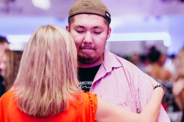 Kharkiv, Ukrayna 17.08.21 Dans pistinde dans eden insanlar