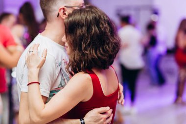 Kharkiv, Ukrayna 17.08.21 Dans pistinde dans eden insanlar