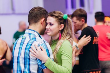 Kharkiv, Ukrayna 17.08.21 Dans pistinde dans eden insanlar